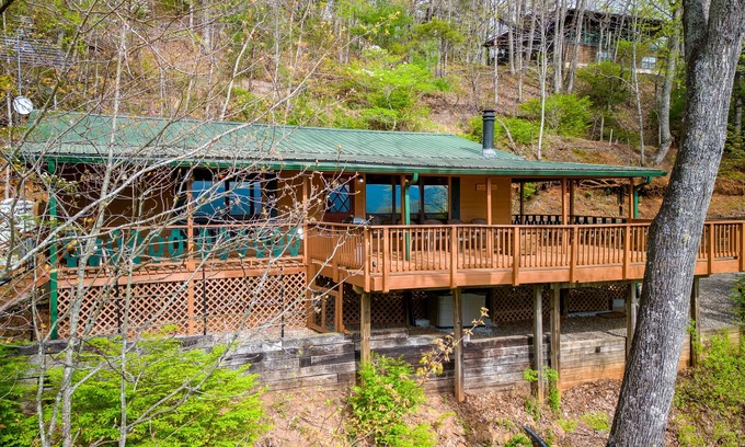 Franklin Cabin | Private cabin with breathtaking mountain view, large deck, fireplace & firepit