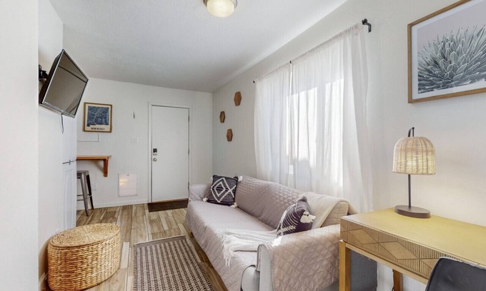 Los Griegos House | Private Casita *Minutes to River Trails & Dining*