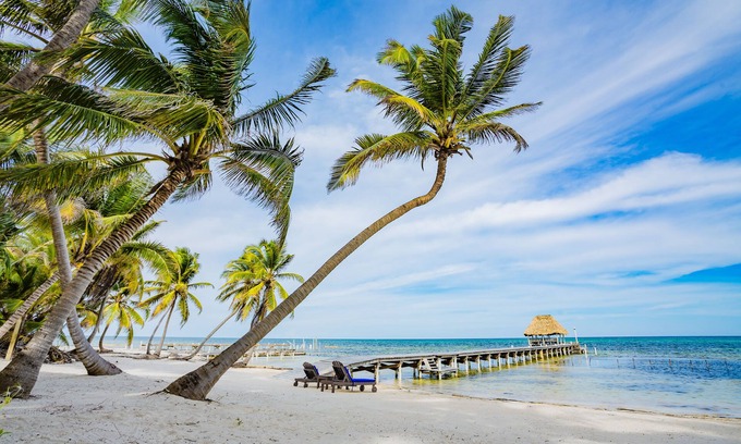 San Pedro House | Private Chef Meals Included, Golf Cart, Kayaks, WiFi, Boat & Captain