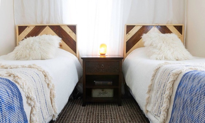 Torrington Apartment | Private Classy 2nd Flr 3 Bed Apt Near Downtown