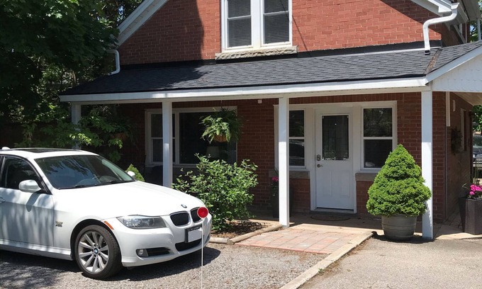 Port Weller West Villa | Private Coachhouse + Hot Tub in the heart of Niagara