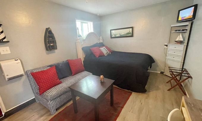 Roseville - Fleet Ridge Apartment | Private Coastal Studio Unit- Walk to Bay| Steps to Grocery, Transit, Restaurants