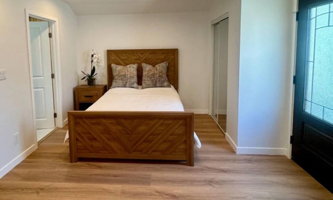 Beverly Hills House | PRIVATE, COMPLETELY RENOVATED ROOMY STUDIO GUEST HOUSE WITH A SPACIOUSE YARD.