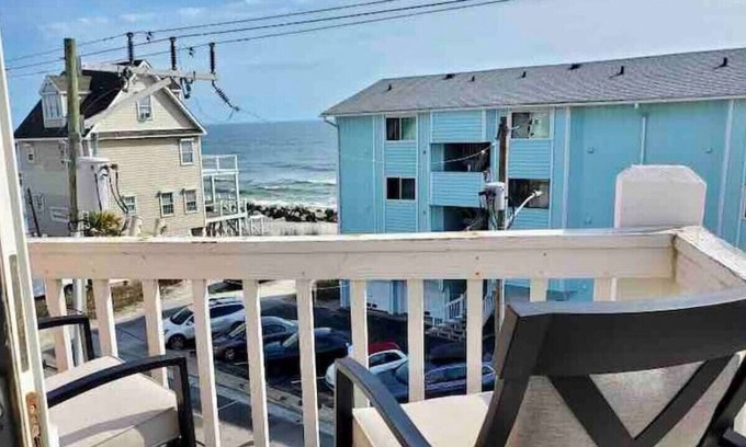 North Carolina Coast Condo | Private condo w/ 2 balconies & steps from beach