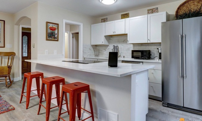 Downtown Anchorage House | Private Cottage-5 min. walk to Park Strip, Coastal Trail, Restaurants