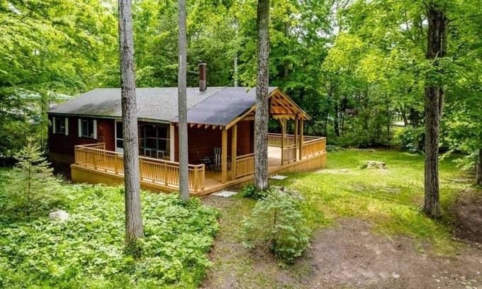 Tiny Cottage | Private Cottage Getaway - 2 min from the beach!