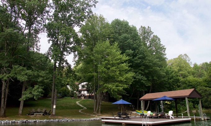 Huddleston House | Private Coveside Paradise! WiFi, Hot Tub, FLAT Lot, Game Room, Kayaks, Beach