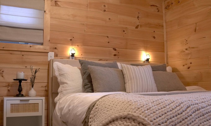 Hickman Cabin | Private Cozy Cabin Modern Retreat with WIFI