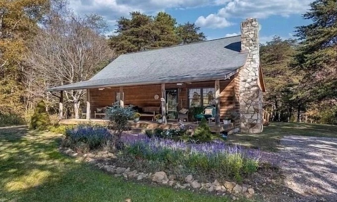 Rockbridge Cabin | Private Cozy Cabin, Spacious Hot Tub, Fire Pit Hammocks Relax Adventure & Enjoy