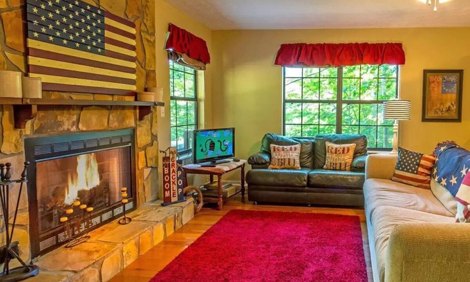Gatlinburg - Pigeon Forge Cabin | Private/Cozy Gatlinburg Cabin with a Private Hot Tub! Minutes from Pigeon Forge!