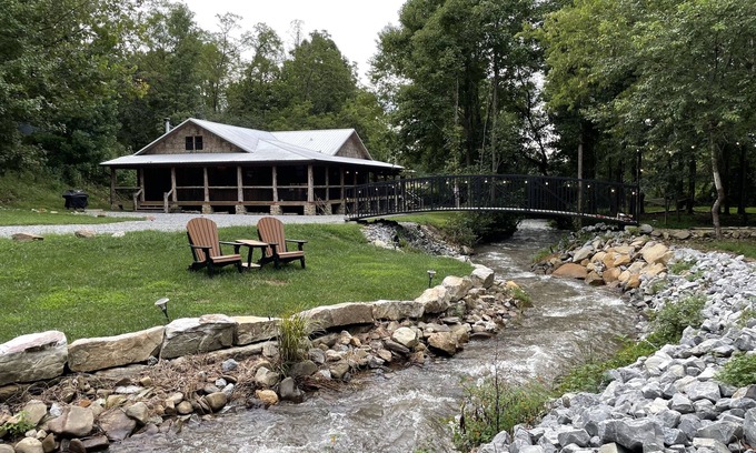 Gatlinburg - Pigeon Forge Cabin | Private Creekside Cabin w/GAMEROOM,FIREPIT & OUTDOOR ENTERTAINMENT AREA