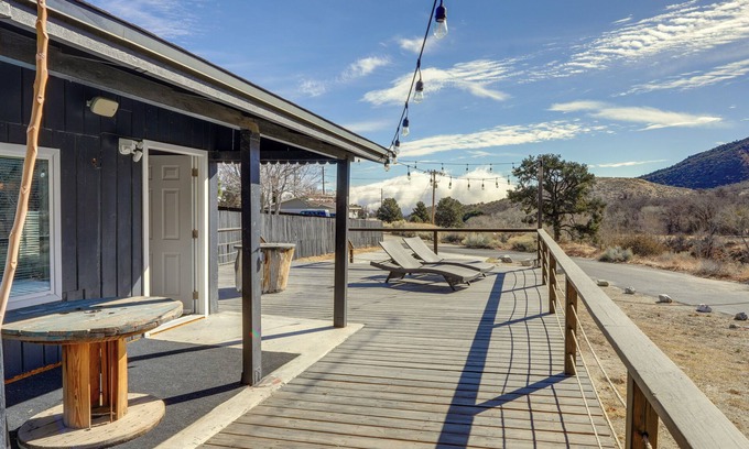 Frazier Park Apartment | Private Deck & Views: Frazier Mountain Cabin