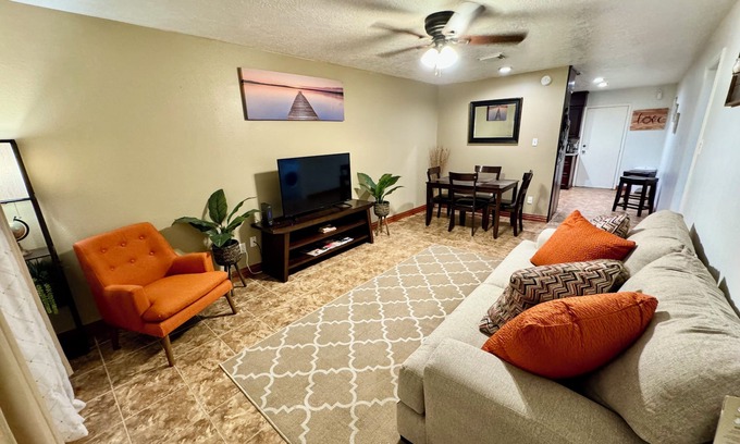Southeast Houston Apartment | PRIVATE DUPLEX #2 KING BED/Houston/Pasadena/Hobby/Clear Lake/Galveston/