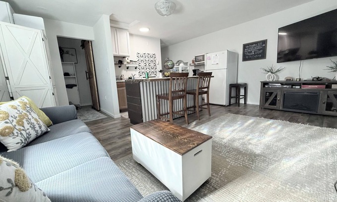 Burns Bed & Breakfast | Private Entrance Guest Suite Apartment
