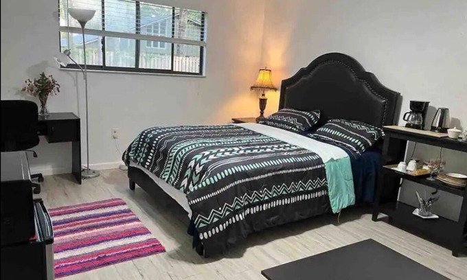 Gainesville Apartment | Private Entrance-Room w bath & kitchenette
