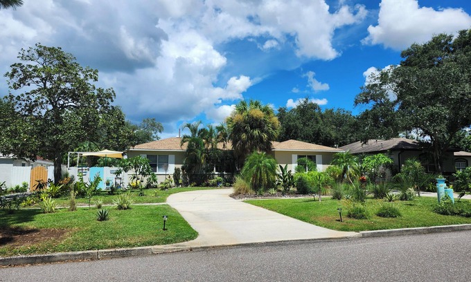 St. Petersburg - Clearwater House | Private entrance room & bathroom w/courtyard 10 min to beach & Downtown