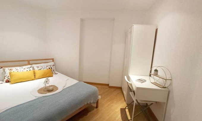 Barrio de La Latina Resort | Private room ∙ 1 bedroom ∙ 1 guest