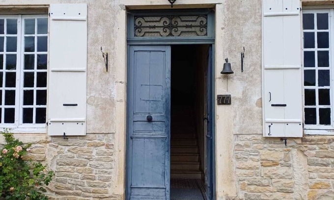 Tournus Bed & Breakfast | Private Family B&B Room "Violette"