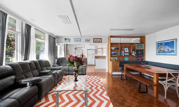 Highett House | Private family guest suite w/free parking
