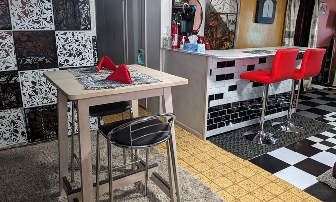 Kennydale Bed & Breakfast | Private, free parking and laundry. Centrally located to everythingnThe Roadhouse