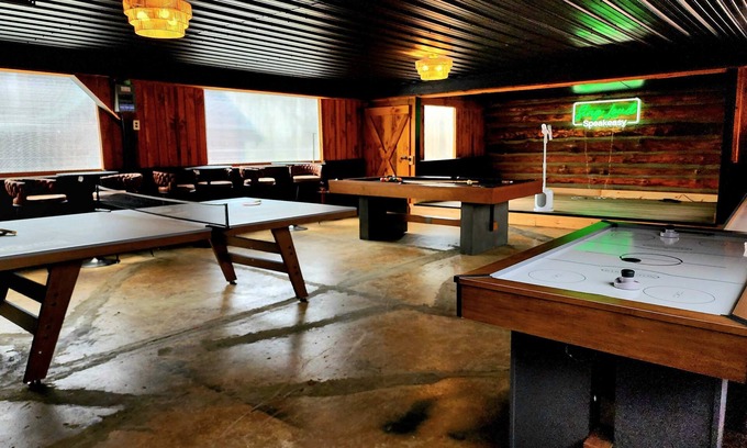 Hallsville Cabin | Private Fun Barn~Hot Tub~Pool Table~Karaoke