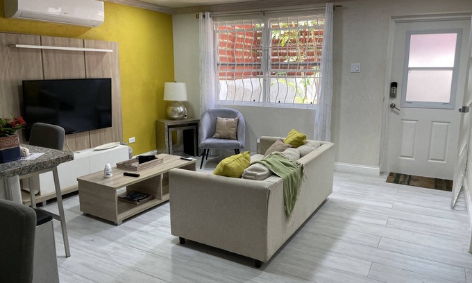 Christie Apartment | Private Garden Apartment in Warrens