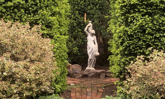 Leesburg's Old and Historic District Cottage | Private garden cottage located in the heart of downtown.
