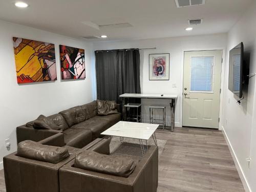 Lake Balboa House | Private gated 1bed & 1bath amazing for 2 in Los Angeles near Universal studio & Hollywood