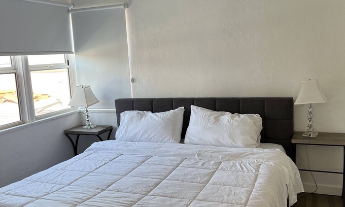 Carthay Circle Apartment | Private Gated Cozy 1 Bedroom/1 Bath Guesthouse