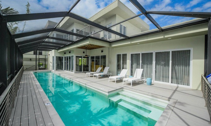 Siesta Key Village House | Private Gated Home in Siesta Village, Heated Pool & Pool Table - The Hideaway