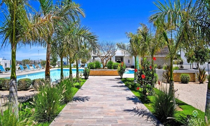 La Paz House | Private Gated Retreat: Pool, BBQ, Near Shops