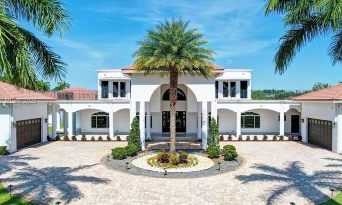Southwest Ranches House | Private, gated 8-bedroom oasis with 6 car garage in prestigous Southwest Ranches