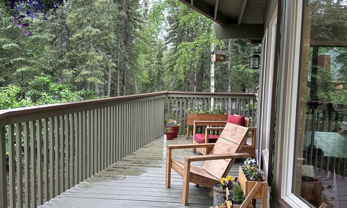 Mid-Hillside House | Private Getaway Right in Town