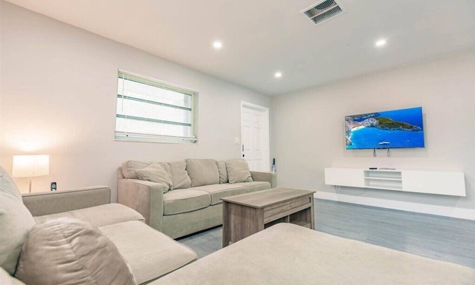 Edgewood House | Private Getaway Near Beaches & Downtown Las Olas!