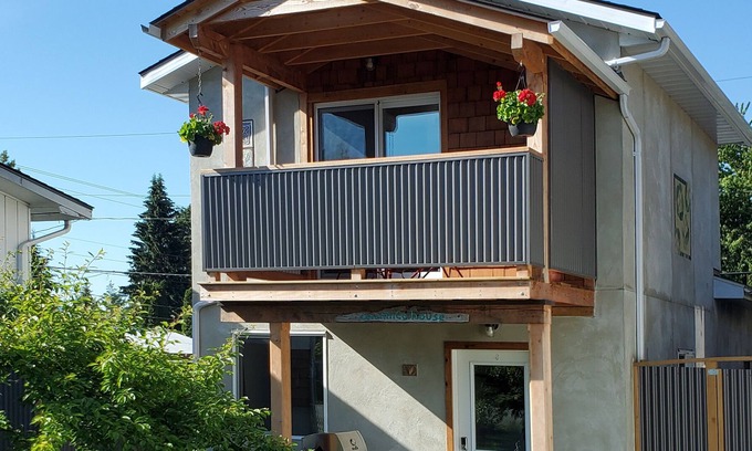 Kaslo House | Private guest house in central location.