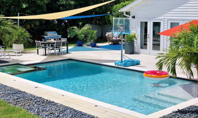 Central Naples House | Private Heated Pool & Jacuzzi with Spacious Yard *CLOSE TO BEACH & DOWNTOWN*