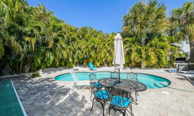 Siesta Key Village House | Private Heated Pool. Steps to Siesta Key Village/Beach. Parking Incl.