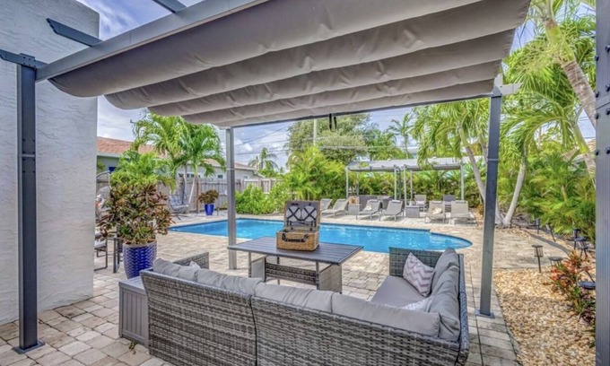 Mango Groves House | Private Heated Pool Downtown Retreat - 1 Mile to Beach