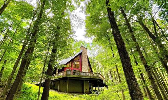 Ellicottville Ski Chalet | ★ Private Hideaway w/Hot Tub & Fireplace- Stylish & Serene - Hike from Cabin! ★