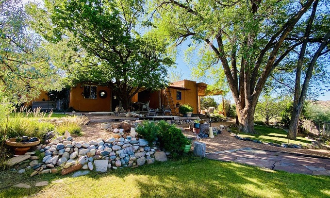 La Puebla House | Private Hiking, 6-Acre Sanctuary, Dog friendly, Epic Views, Fireplaces, Pool