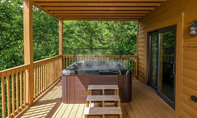 Gatlinburg - Pigeon Forge Cabin | Private hot tub and mountain views for miles! - Cali's Place
