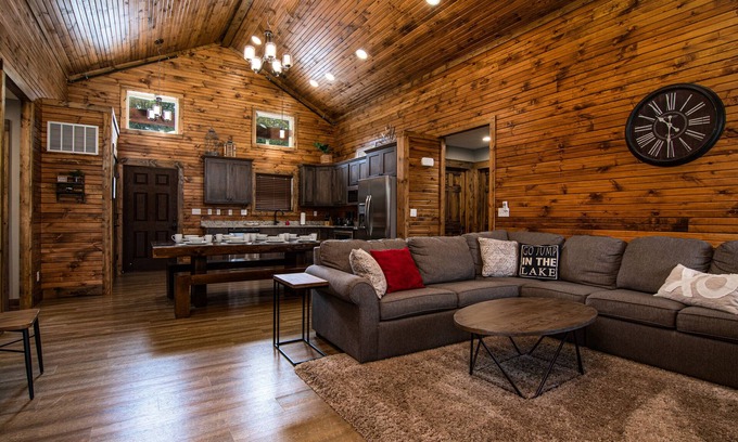 Reeds Spring House | Private hot tub-close to community pool-Pet frndly