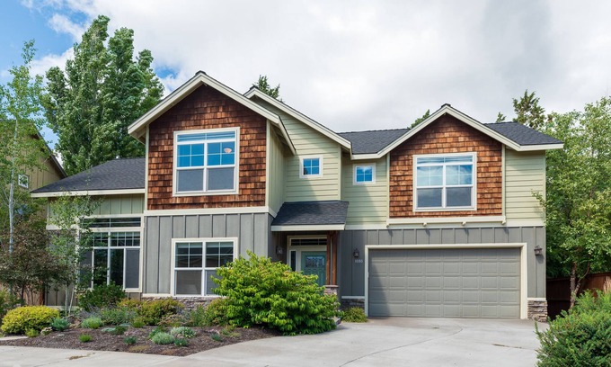 Mountain View District House | Private Hot Tub ~ Dog Friendly ~ Trail access to Pilot Butte ~ Fireplace