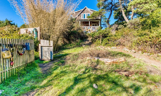 Heceta Beach House | Private Hot Tub & Easy Access to the Beach - Dogs are Welcome