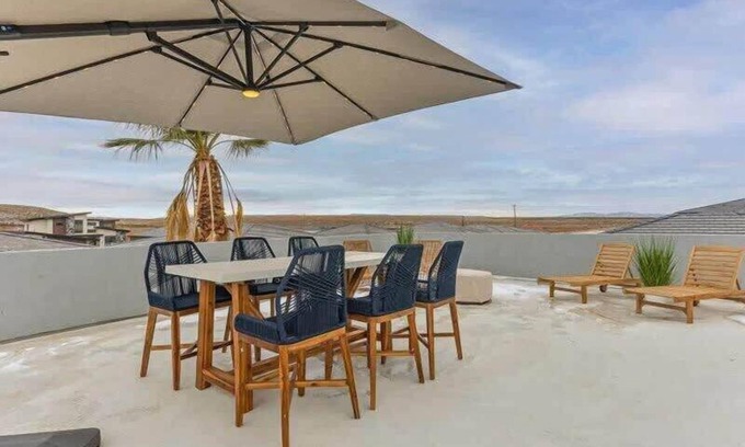 Hurricane House | Private Hot Tub, Patio, Garage!