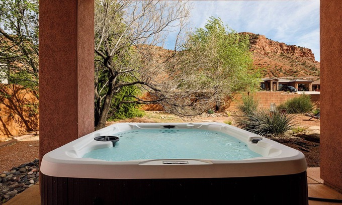 Kanab House | Private hot tub! Pool/Spa! 2 King Beds! Bunk Room! Sleeps 10! Pickleball! Gym!