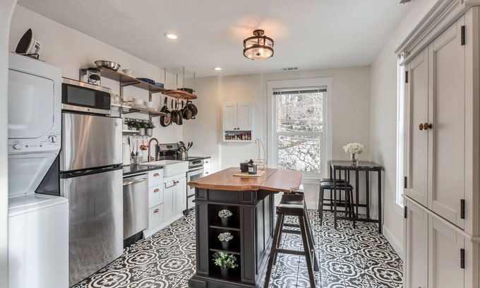 Downtown Salt Lake City Apartment | Private hot Tub-walk to downtown & Memory Grove