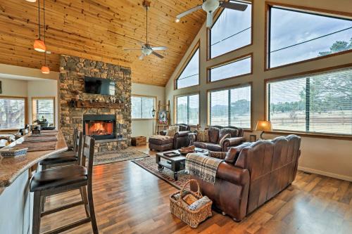 Show Low House | Private Hot Tub Vernon Cabin on 30 Forested Acres