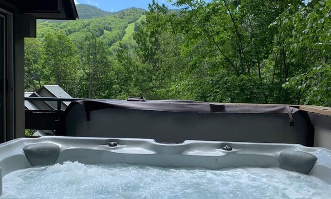 Lincoln House | Private hot tub w/ slope views at Coolidge Falls!