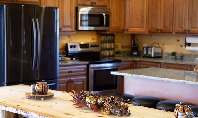 Gatlinburg - Pigeon Forge Cabin | ❤️Private in-Cabin Heated Pool-Game Rm-Theater- King Beds-Views-Sleeps 32-EV1❤️